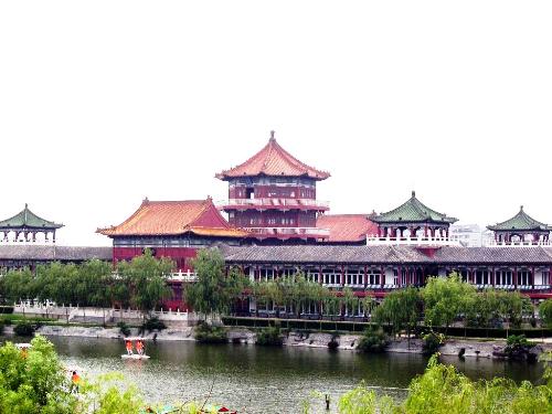 ���@����