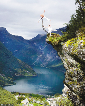 Ų�� ���� ˹����&middot;�_��˹�Ϳ� 300�� ����߅ ��������(zh��n) 