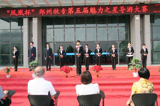 �����W(xu��)����ꖕ�Ժչ�L(f��ng)�� �P������У�������Ӣ�� ---&ldquo;�P�˱�&rdquo;�����������������֮�ǌ�(d��o)�δ�ِ�ɹ��e�k