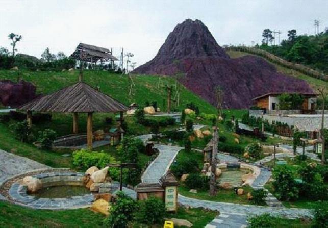 ��Ȫ��ɫ����ɽ�_�µ�ԭʼҰȤ