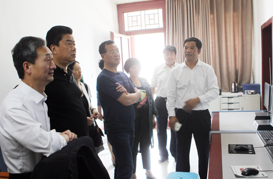 ���P�и����L(zh��ng)һ���{(di��o)��ָ��(d��o)��ꖿh5A���^(q��)��(chu��ng)������