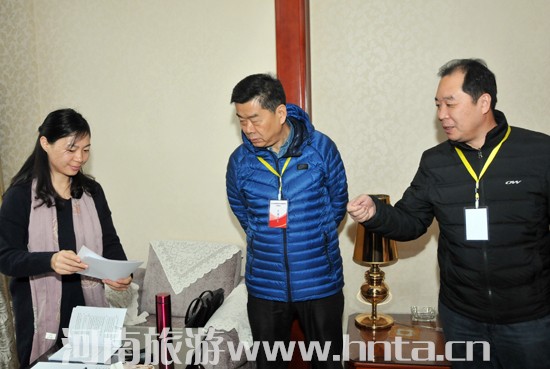 省旅游局巡視員張鳳有到全國(guó)導(dǎo)游資格考試(鄭州考區(qū))現(xiàn)場(chǎng)考試考點(diǎn)巡考