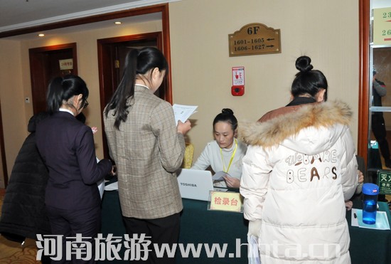 省旅游局巡視員張鳳有到全國(guó)導(dǎo)游資格考試(鄭州考區(qū))現(xiàn)場(chǎng)考試考點(diǎn)巡考