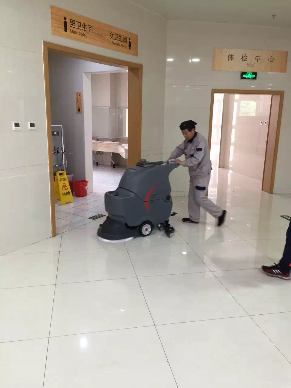 醫(yī)院應該選擇什么樣的洗地機？